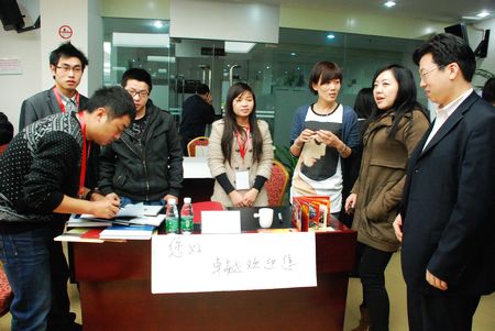 積分制管理實(shí)戰(zhàn)教練營學(xué)員分組進(jìn)行情景演練